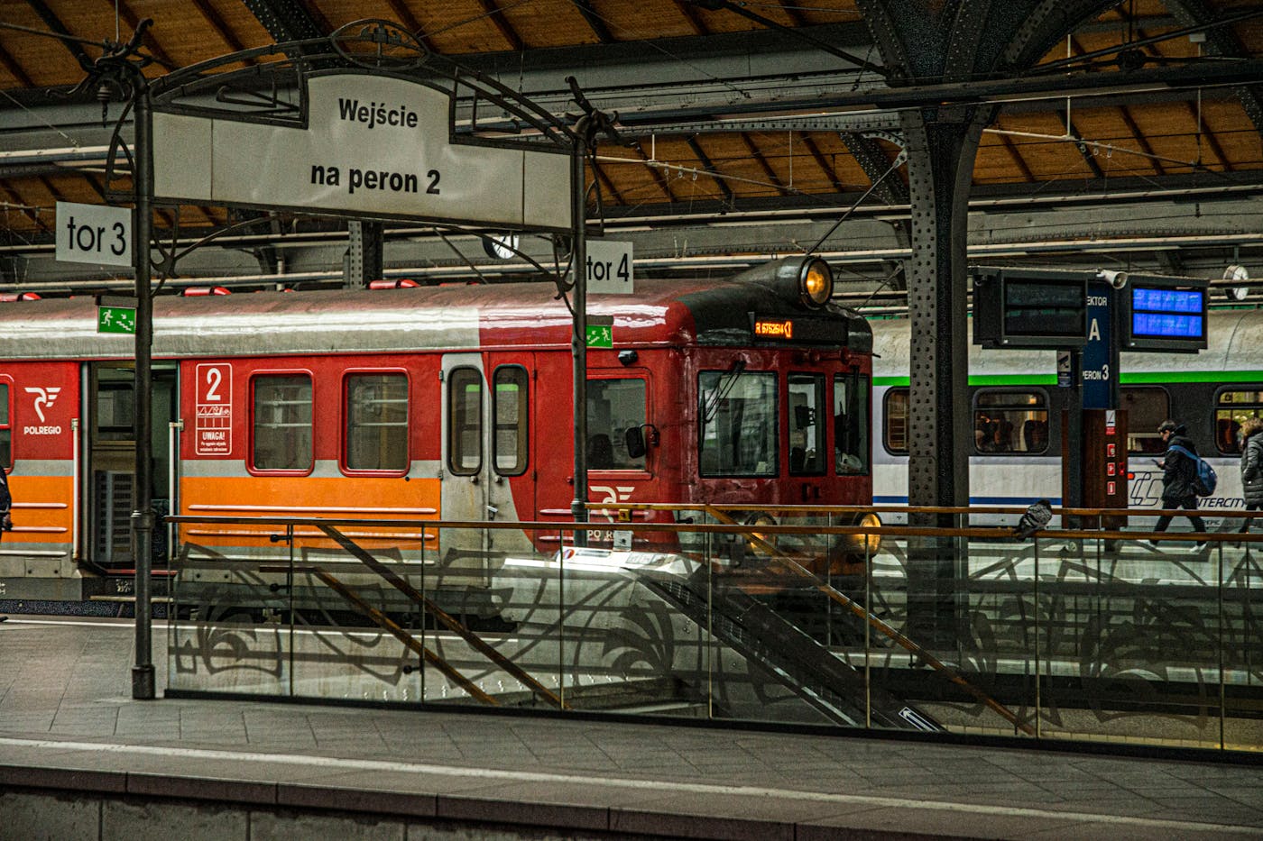 Pociąg PKP na peronie dworca kolejowego w Polsce